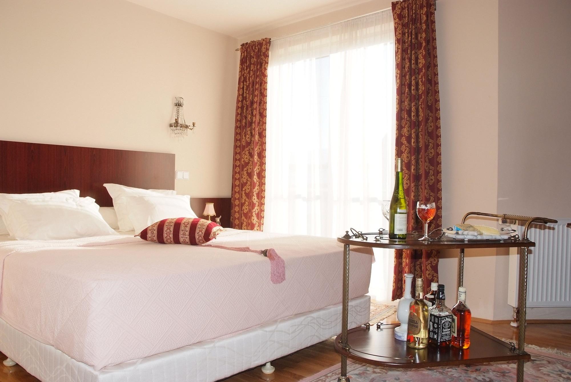 Hotel Octagon Сараево Экстерьер фото
